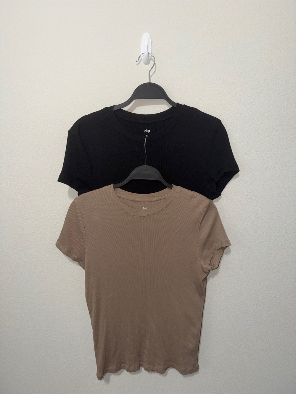 Two dip Short Sleeve Crewneck T-Shirts in Black and Taupe